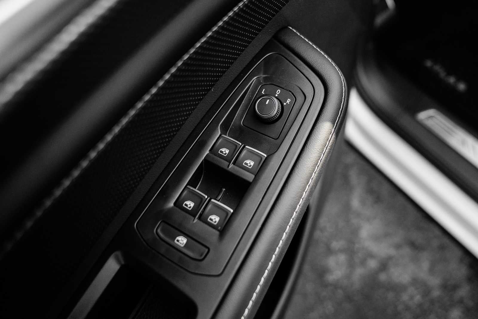 2026 Volkswagen Atlas Cross Sport 2.0T SEL R-Line Black 4MOTION