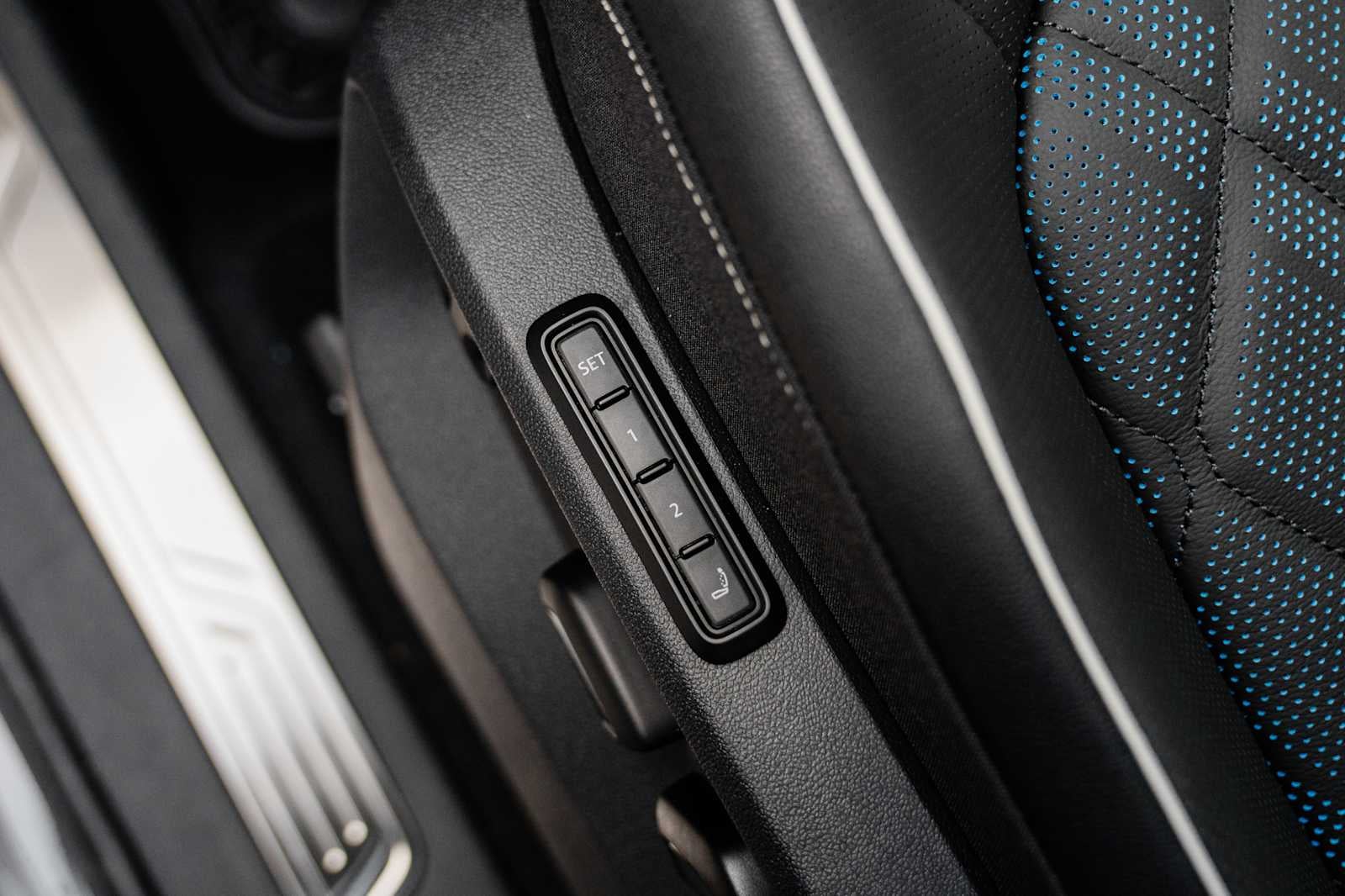 2026 Volkswagen Atlas Cross Sport 2.0T SEL Premium R-Line 4MOTION