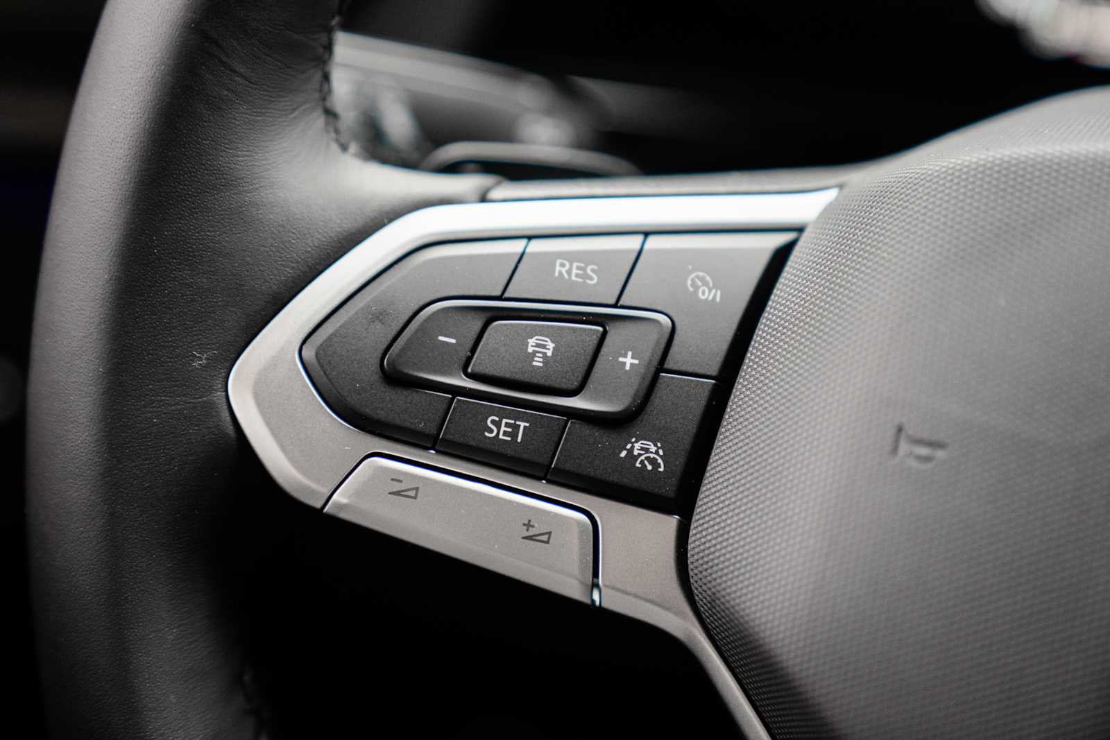 2026 Volkswagen Atlas Cross Sport 2.0T SEL Premium R-Line 4MOTION