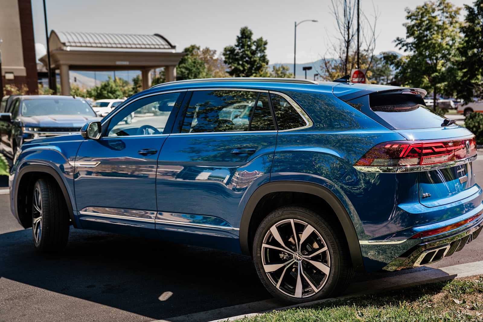 2025 Volkswagen Atlas Cross Sport 2.0T SEL Premium R-Line