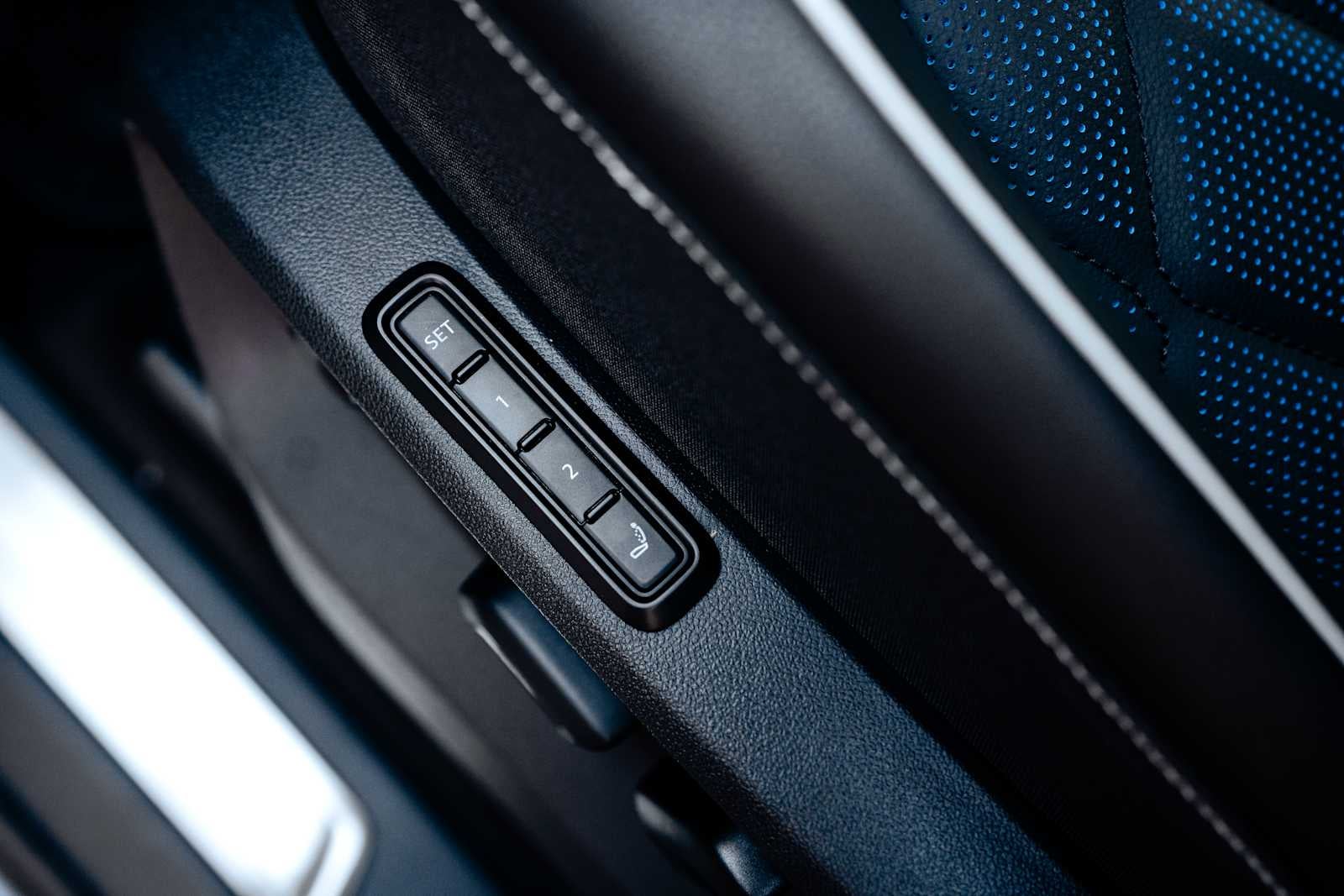 2025 Volkswagen Atlas Cross Sport 2.0T SEL Premium R-Line