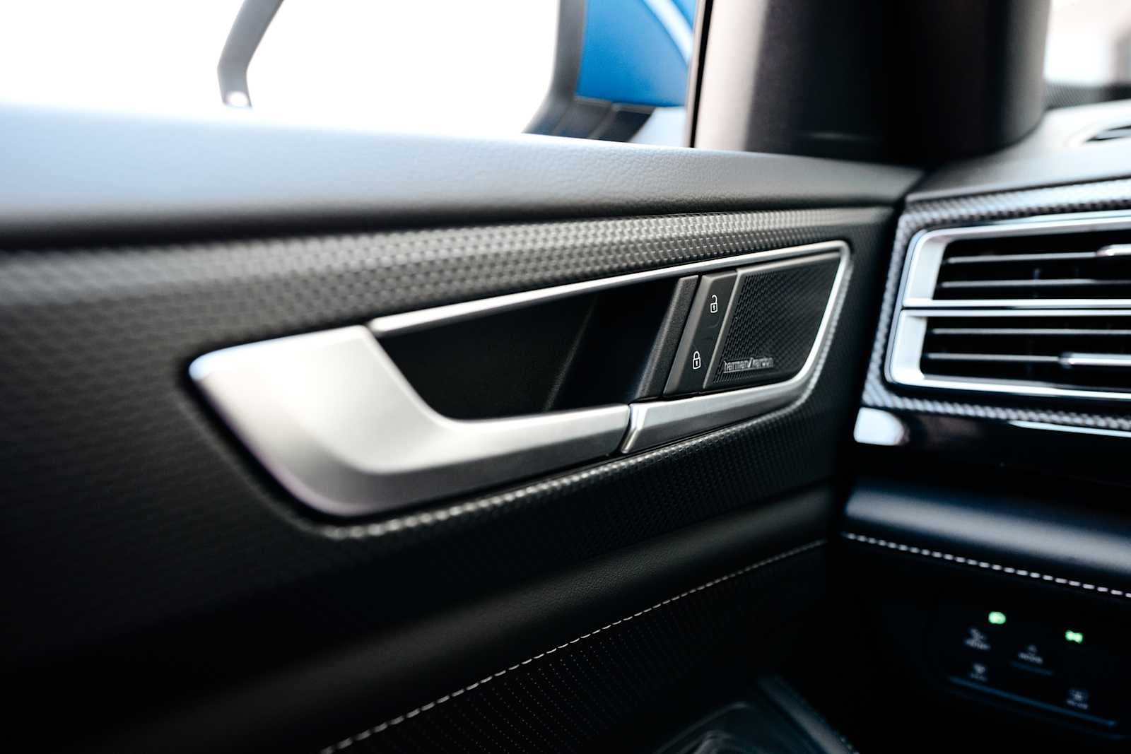 2025 Volkswagen Atlas Cross Sport 2.0T SEL Premium R-Line