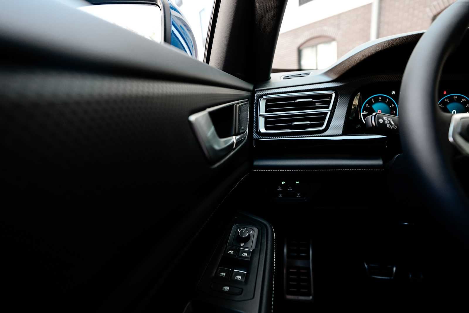 2025 Volkswagen Atlas Cross Sport 2.0T SEL Premium R-Line