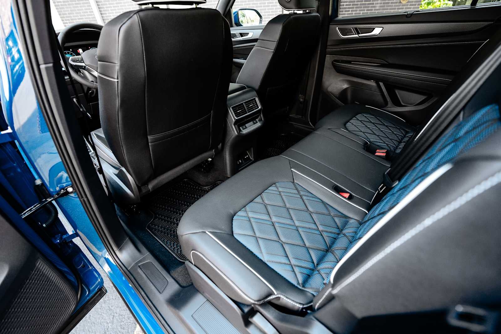 2025 Volkswagen Atlas Cross Sport 2.0T SEL Premium R-Line