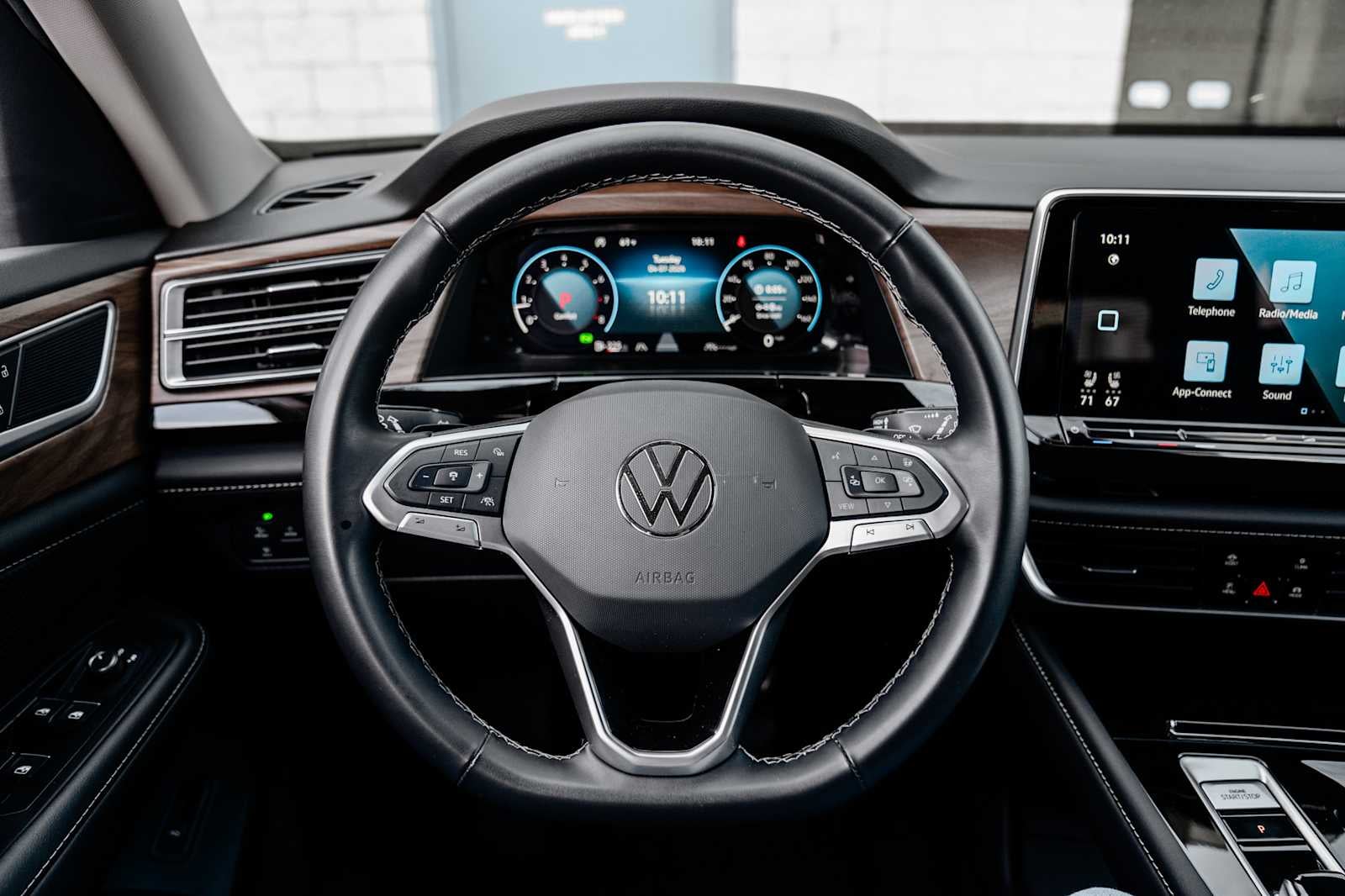 2025 Volkswagen Atlas 2.0T SE w/Technology