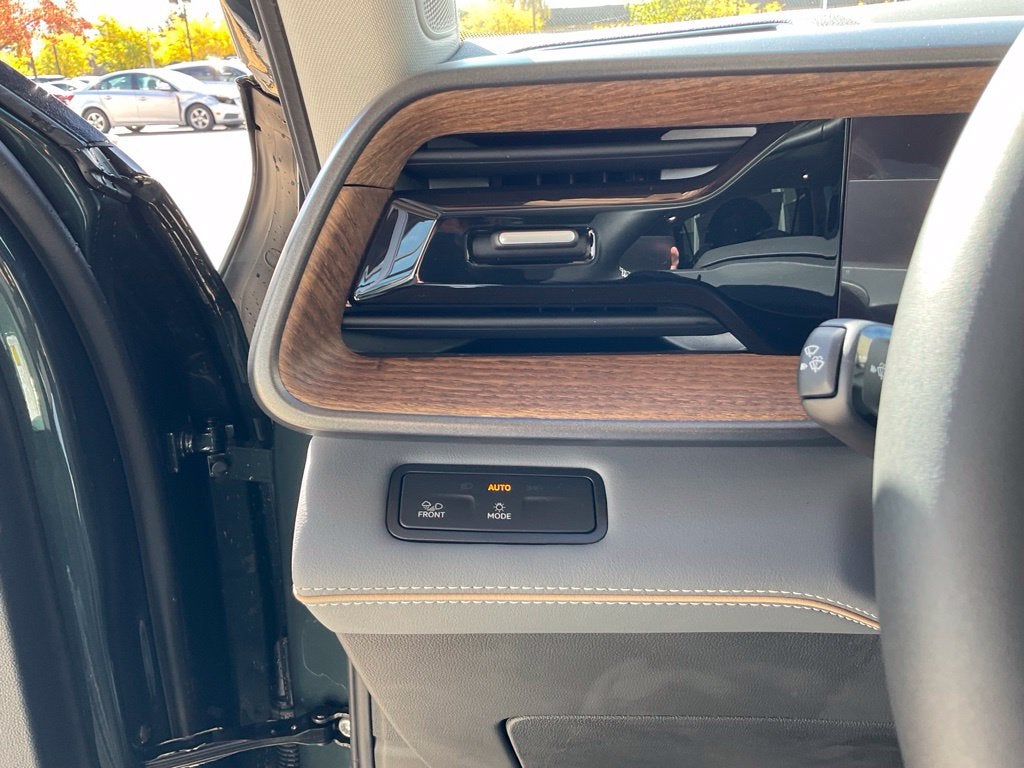 2027 Volkswagen Atlas 2.0T SE w/ Technology