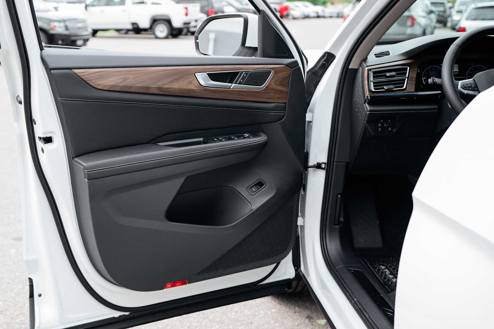 2025 Volkswagen Atlas 2.0T SE