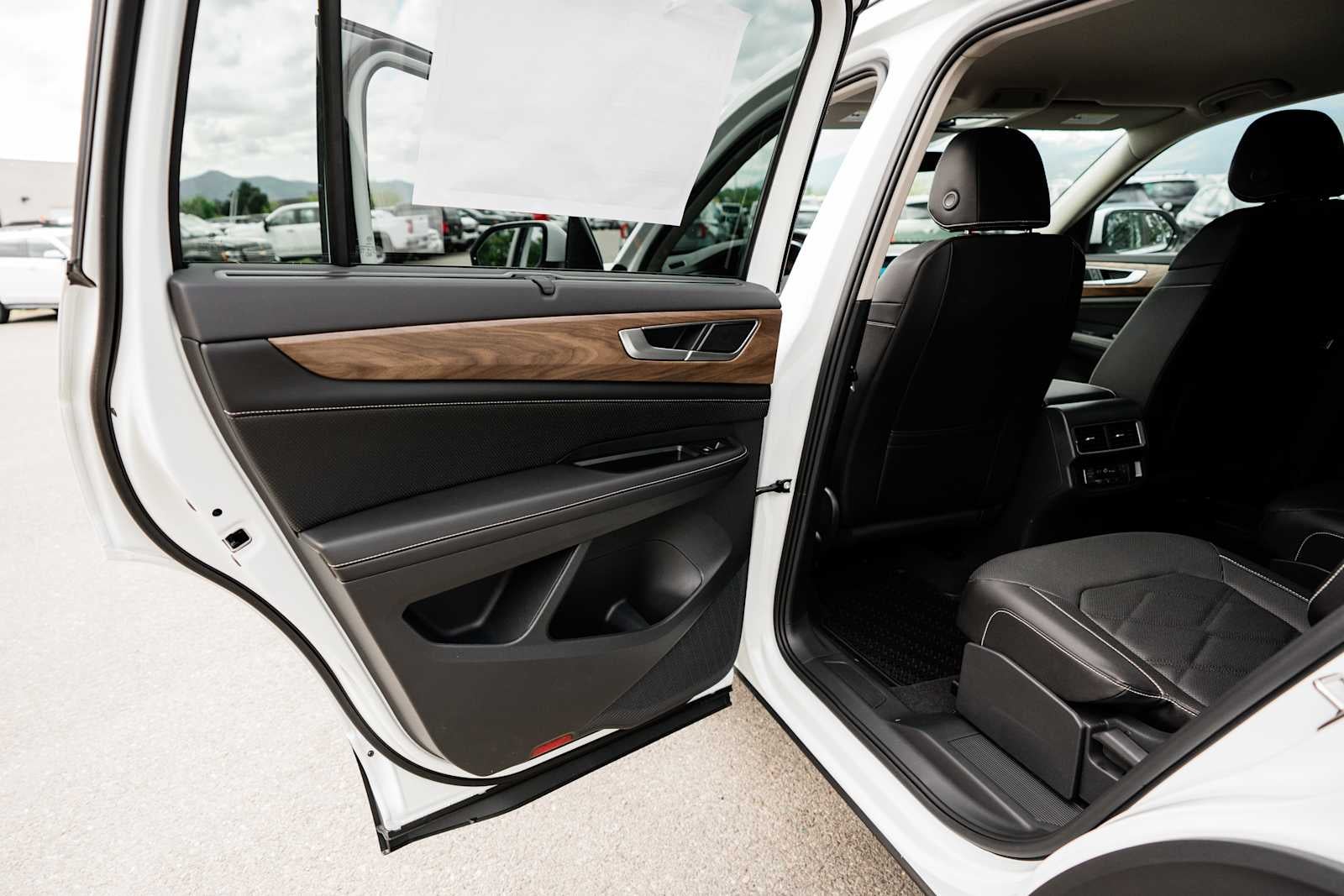 2025 Volkswagen Atlas 2.0T SE