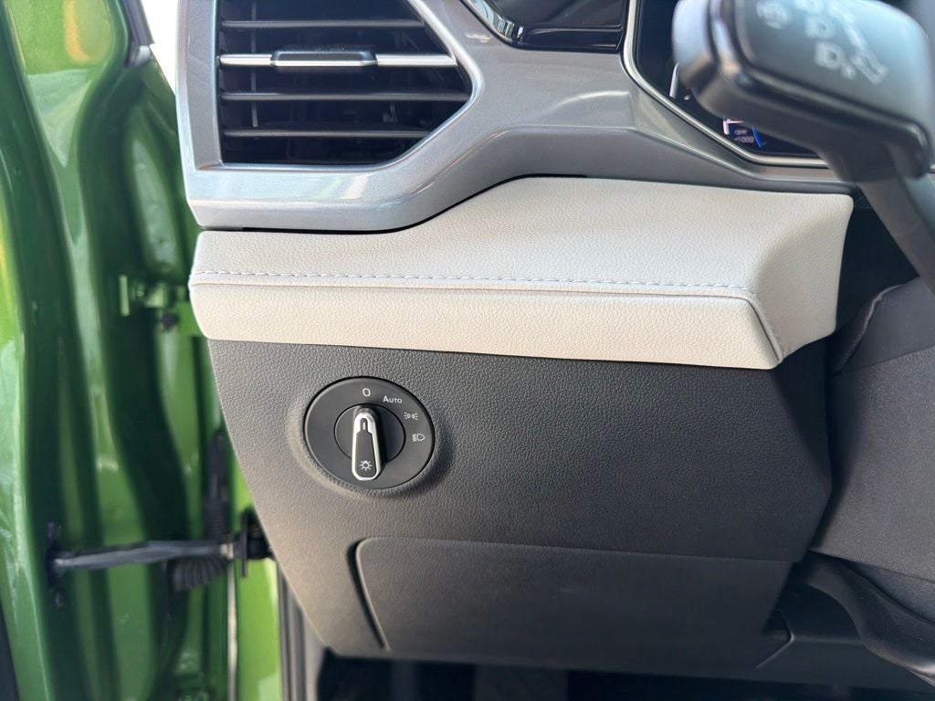 2025 Volkswagen Taos SEL