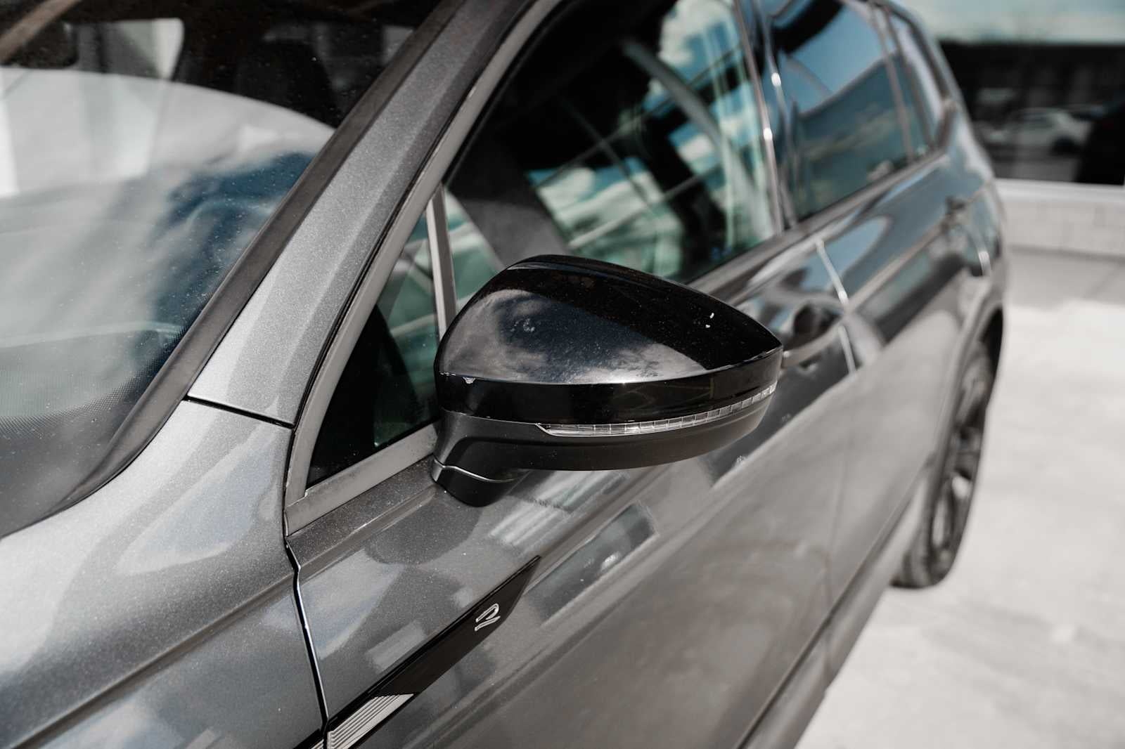 2023 Volkswagen Tiguan SE R-Line Black