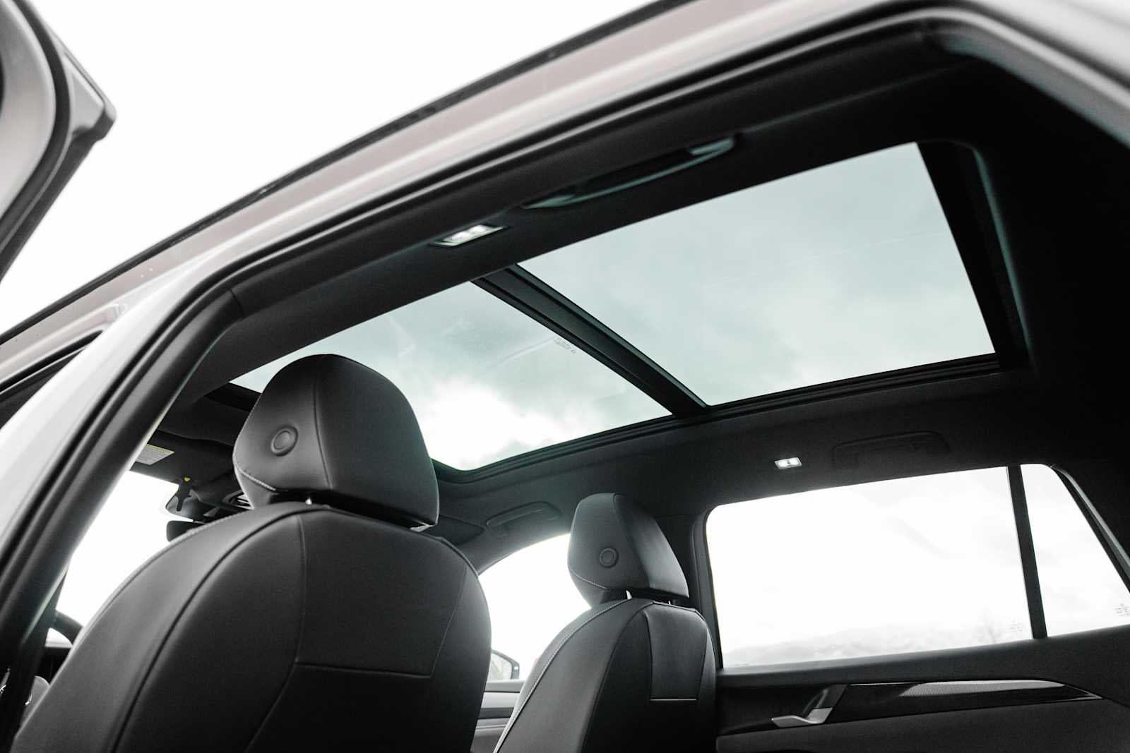 2026 Volkswagen Tiguan SE R-Line AWD