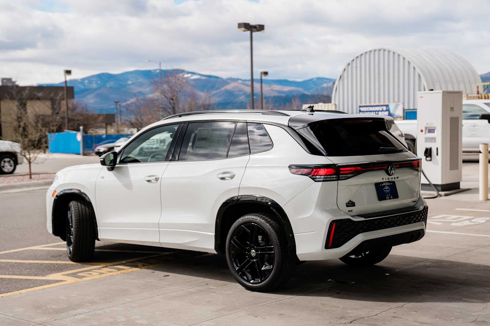 2026 Volkswagen Tiguan 2.0T SE R-Line Black