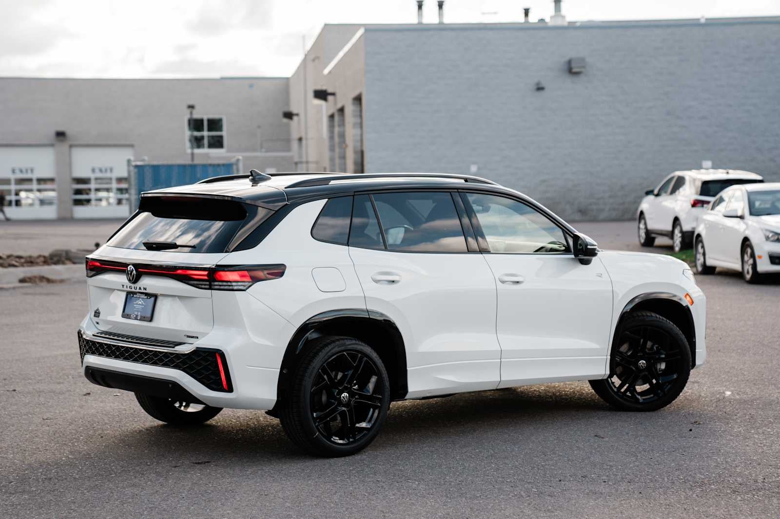 2026 Volkswagen Tiguan 2.0T SE R-Line Black