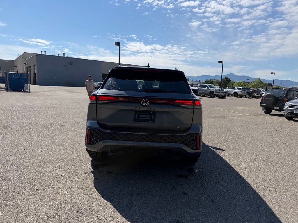 2025 Volkswagen Tiguan SE R-Line Black