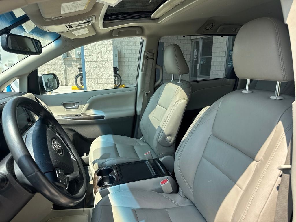 2017 Toyota Sienna XLE Auto Access Seat