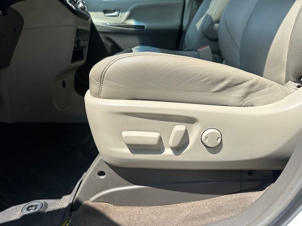 2017 Toyota Sienna XLE Auto Access Seat