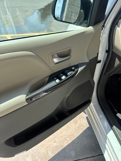 2017 Toyota Sienna XLE Auto Access Seat