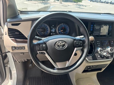 2017 Toyota Sienna XLE Auto Access Seat