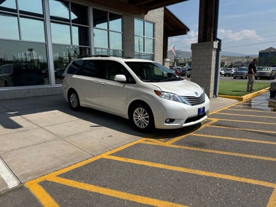 2017 Toyota Sienna XLE Auto Access Seat