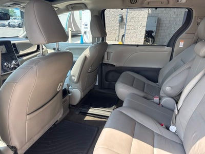2017 Toyota Sienna XLE Auto Access Seat