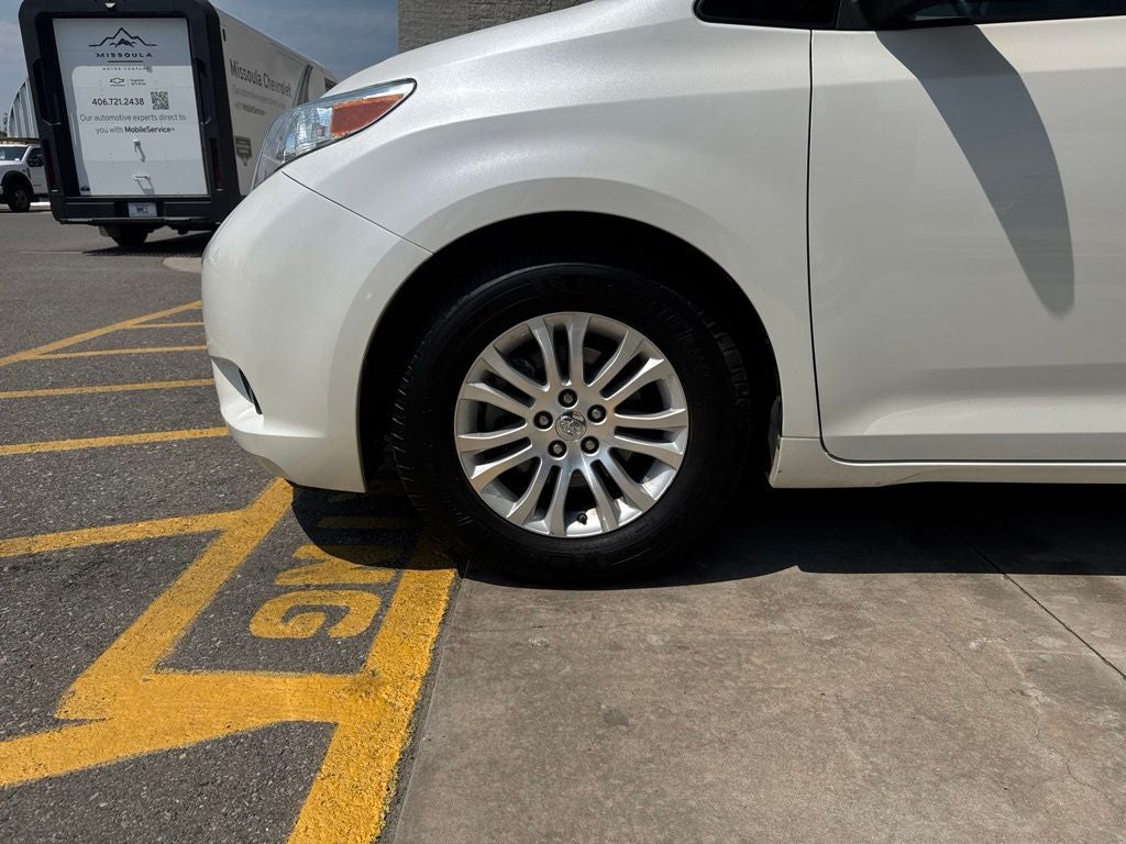 2017 Toyota Sienna XLE Auto Access Seat