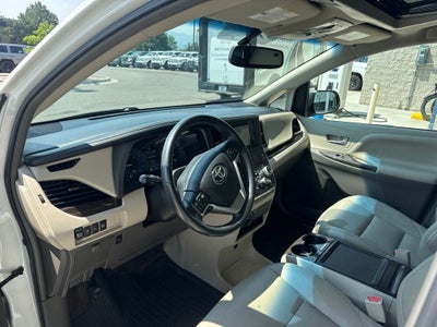 2017 Toyota Sienna XLE Auto Access Seat