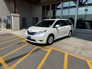 2017 Toyota Sienna XLE Auto Access Seat