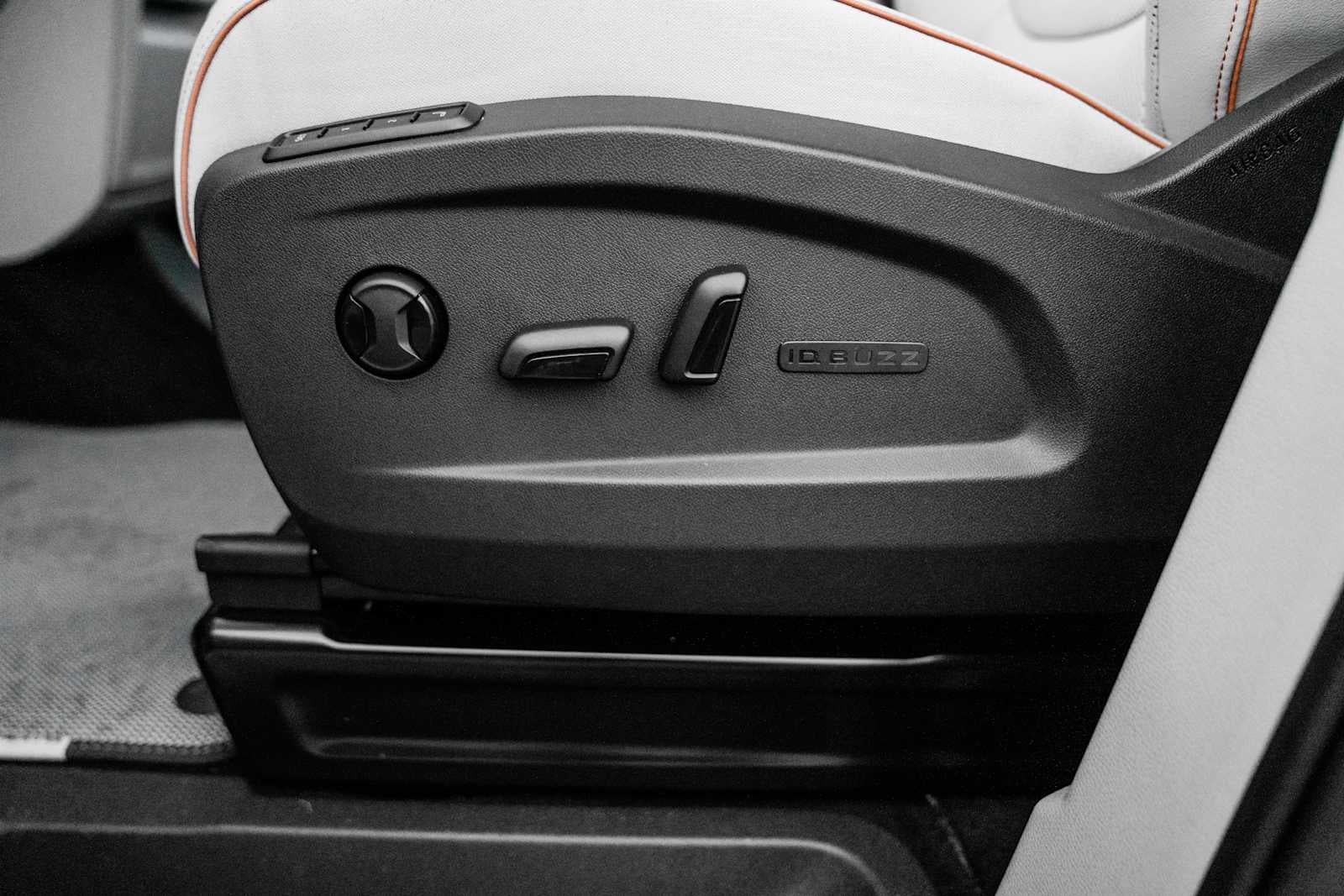 2025 Volkswagen ID. Buzz Pro S Plus AWD