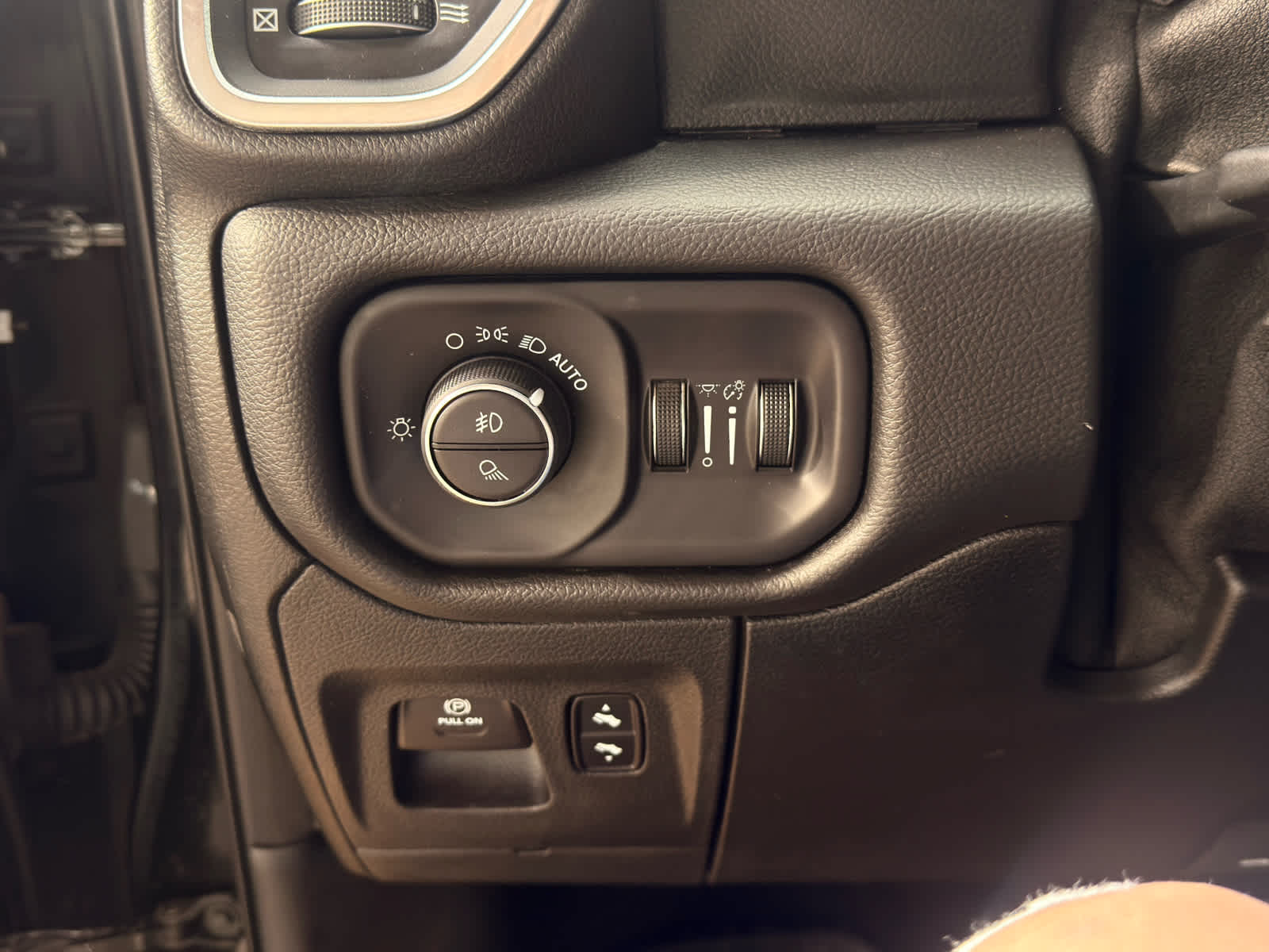 2019 RAM 1500 Laramie Crew Cab 4x4 5'7" Box