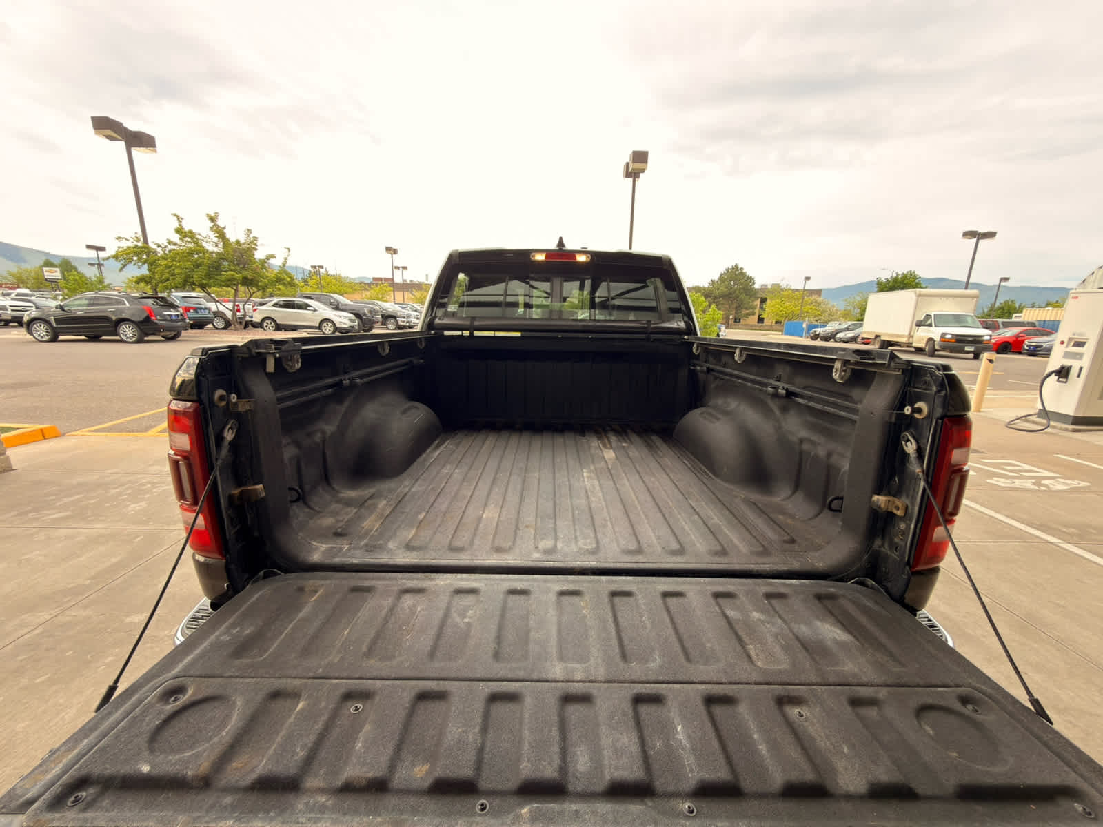 2019 RAM 1500 Laramie Crew Cab 4x4 5'7" Box