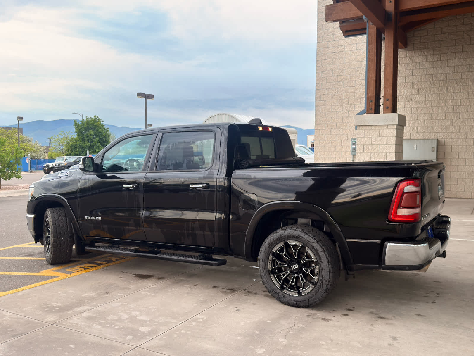 2019 RAM 1500 Laramie Crew Cab 4x4 5'7" Box