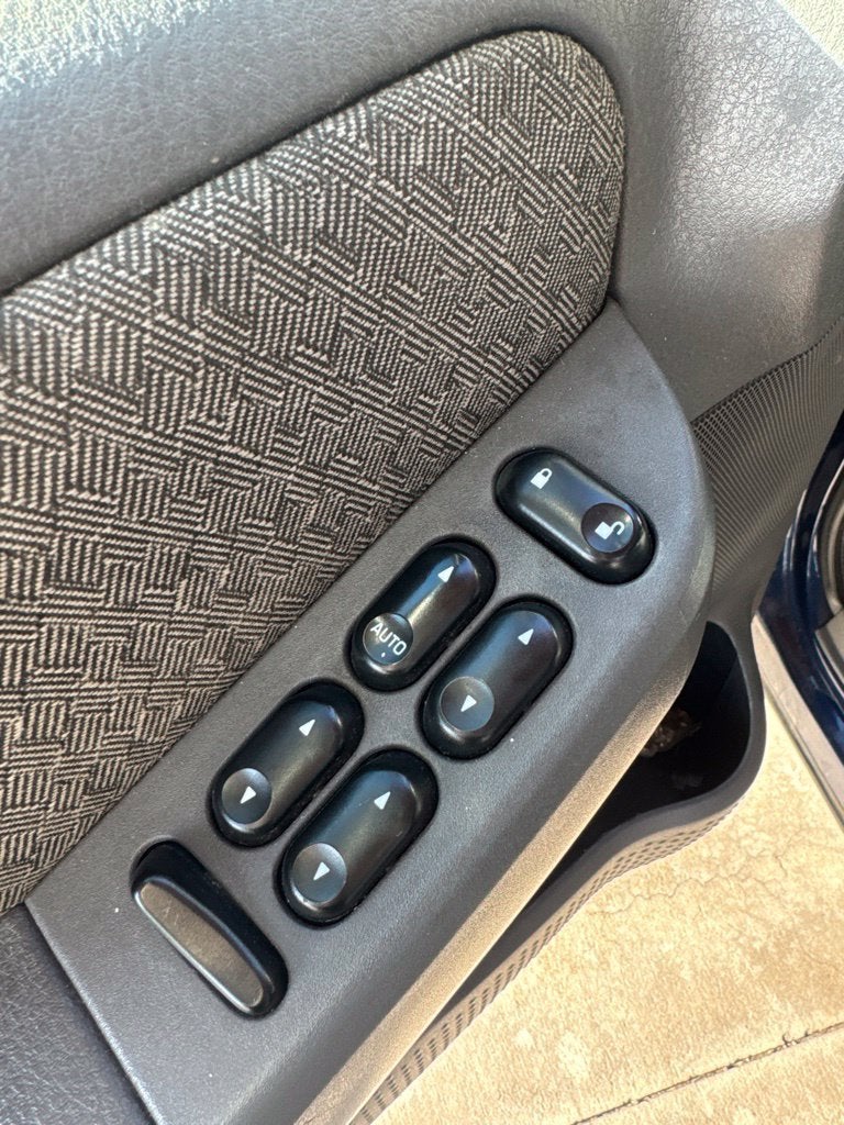 2004 Ford Explorer XLS