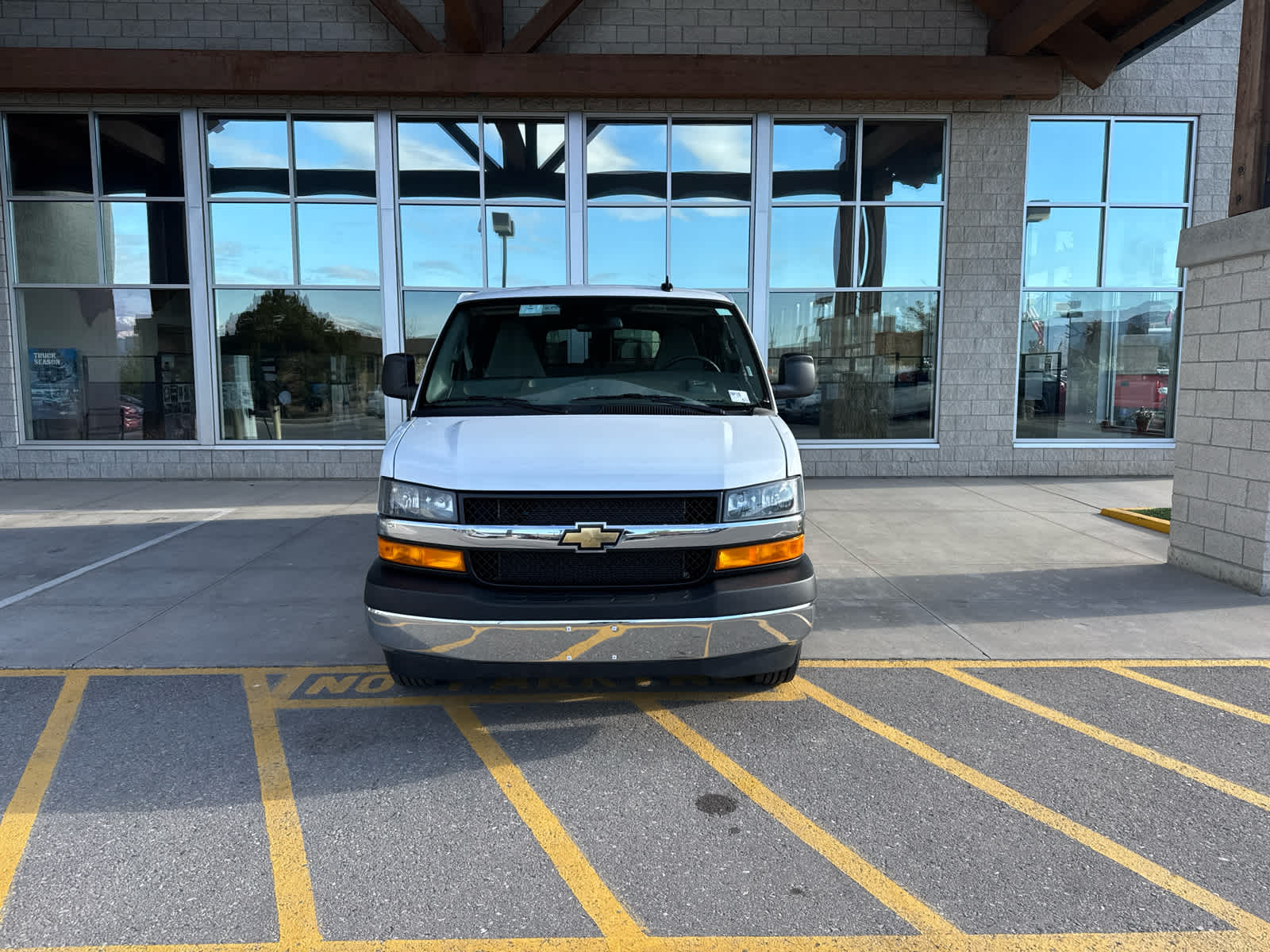 2025 Chevrolet Express Passenger 1LT