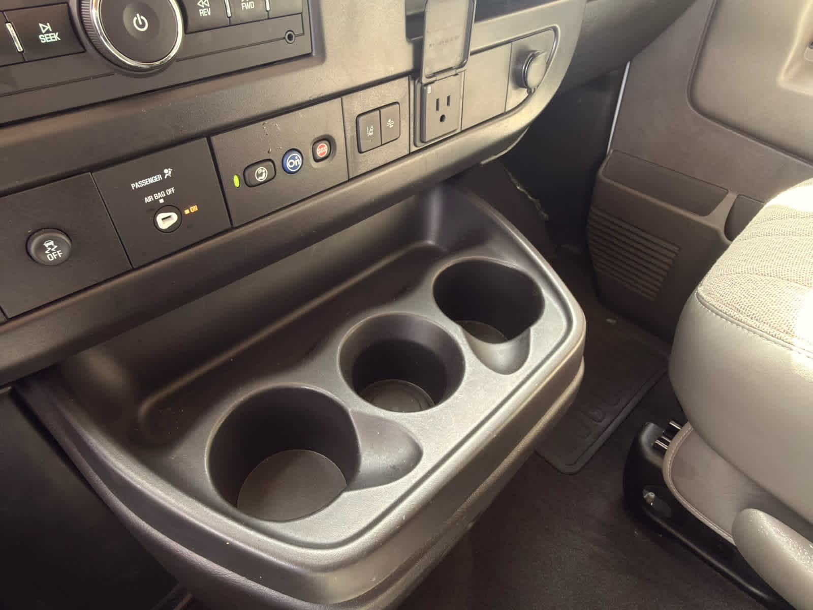 2025 Chevrolet Express Passenger 1LT