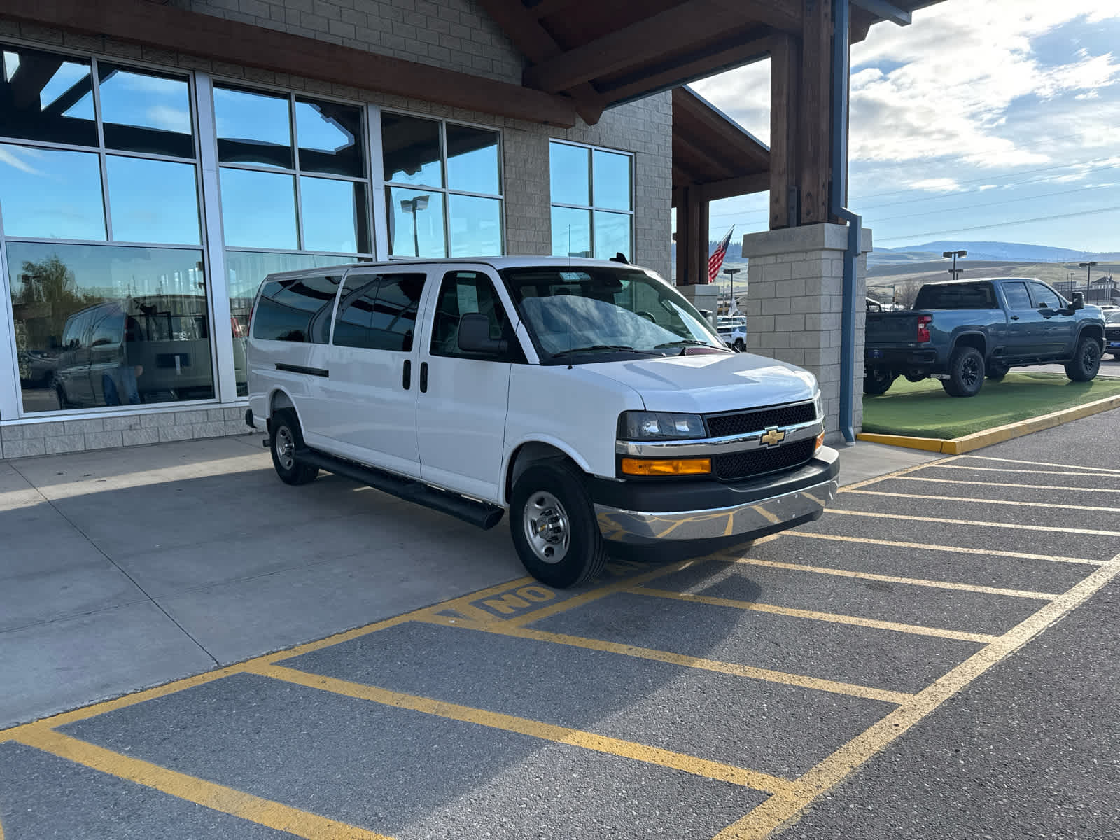 2025 Chevrolet Express Passenger 1LT