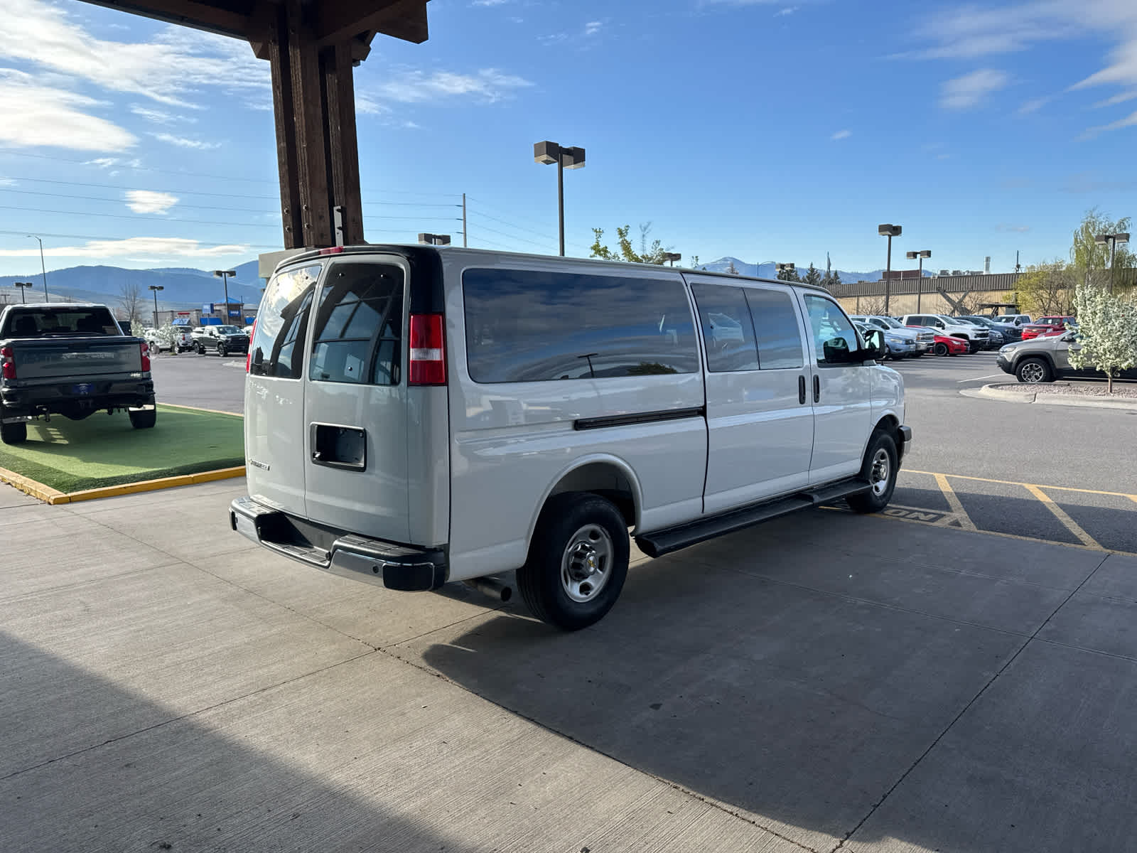 2025 Chevrolet Express Passenger 1LT
