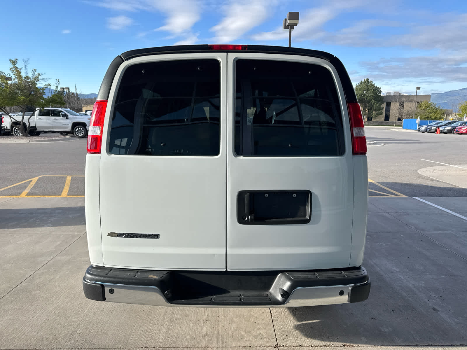 2025 Chevrolet Express Passenger 1LT