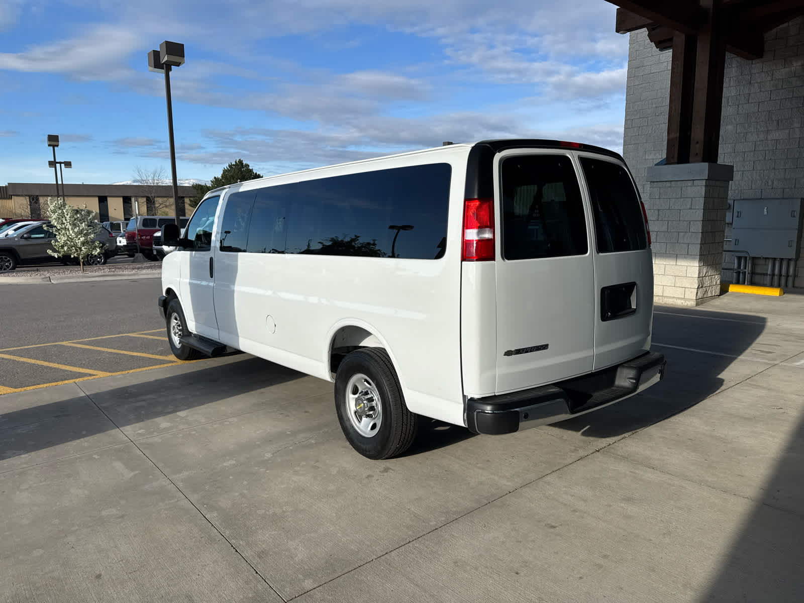 2025 Chevrolet Express Passenger 1LT