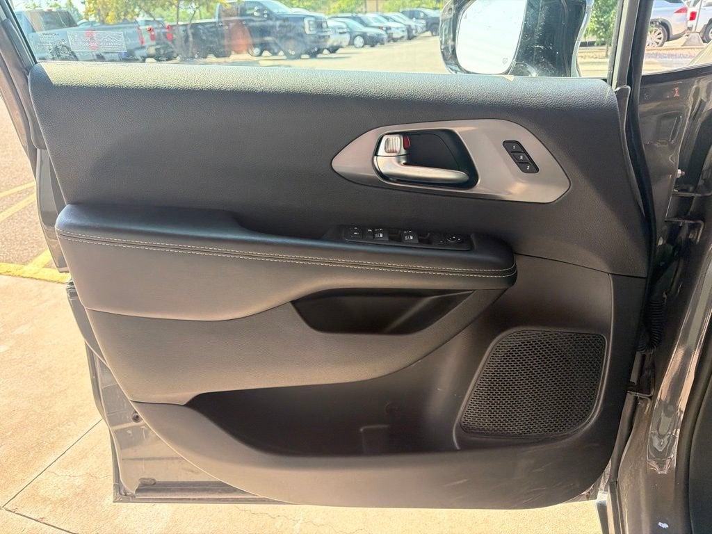 2025 Chrysler Pacifica Select