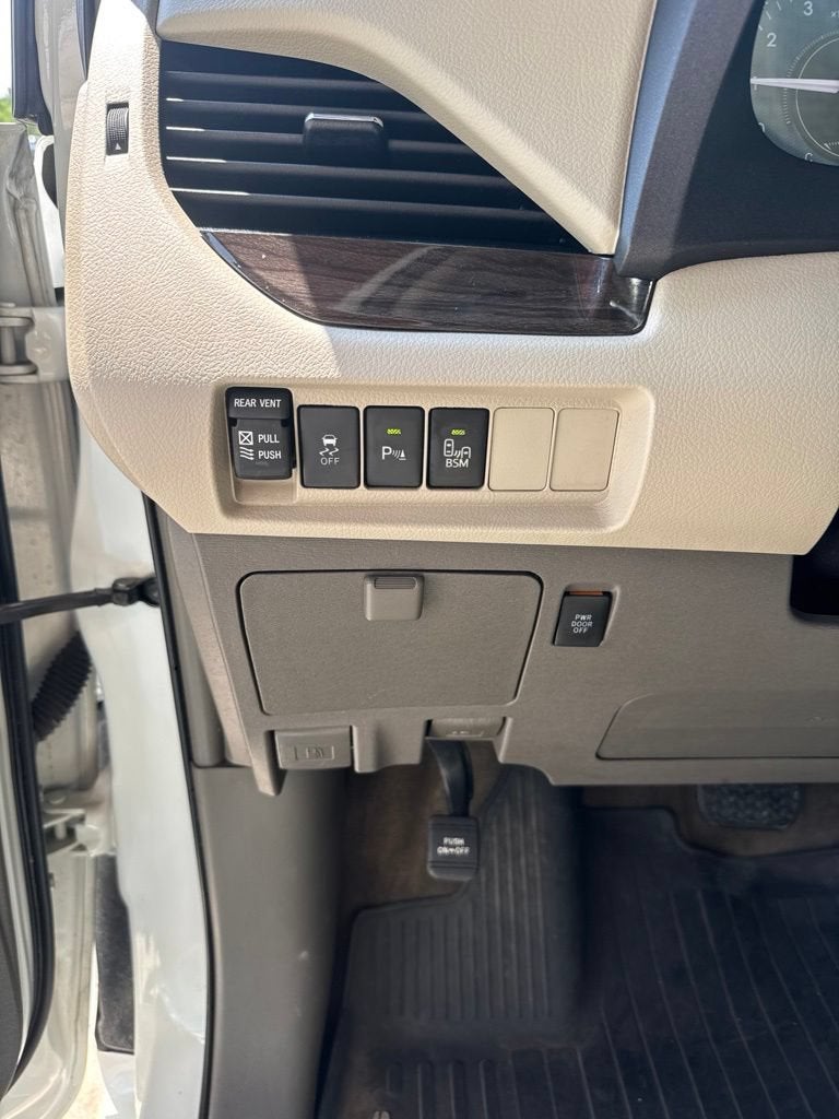 2017 Toyota Sienna XLE 8 Passenger