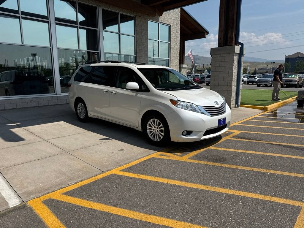 2017 Toyota Sienna XLE 8 Passenger