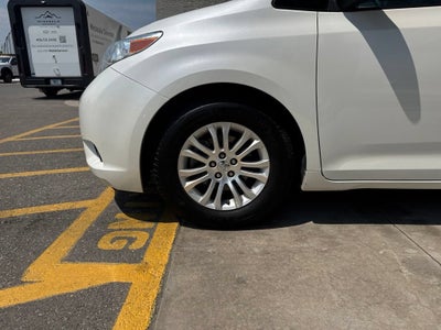 2017 Toyota Sienna XLE 8 Passenger