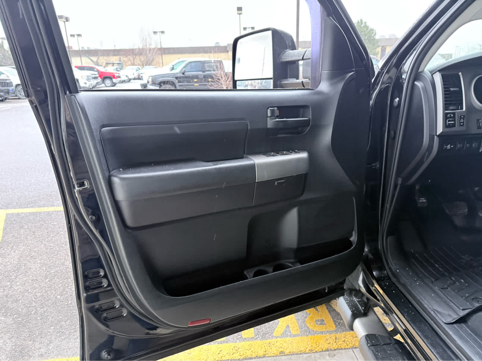 2012 Toyota Tundra 4WD Truck CrewMax 5.7L FFV V8 6-Spd AT (Natl)