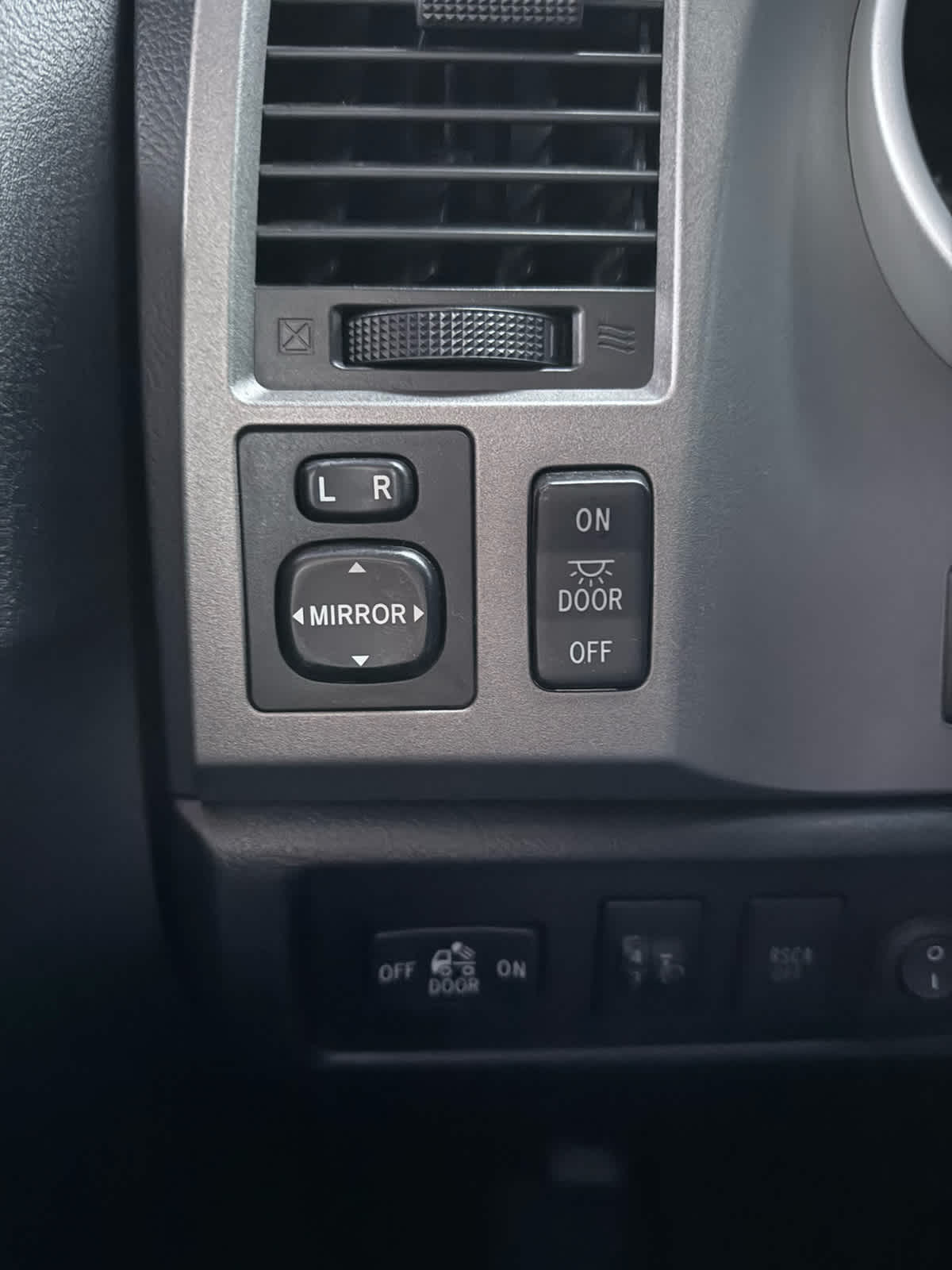 2012 Toyota Tundra 4WD Truck CrewMax 5.7L FFV V8 6-Spd AT (Natl)